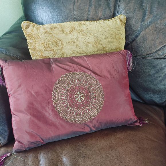 Burgundy Decorative Medallion Pillow 12 X 18 Tassels Global Made In India - Picture 1 of 4